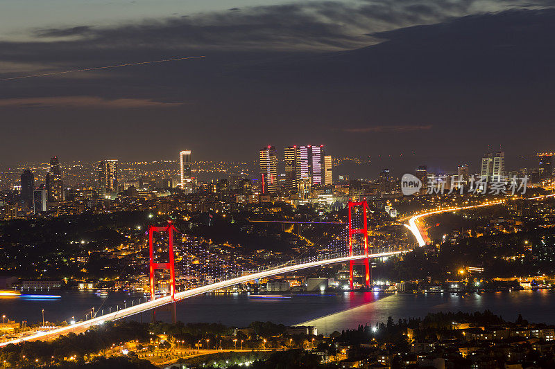 土耳其伊斯坦布尔camlica山的bogazici bosphorus桥夜景